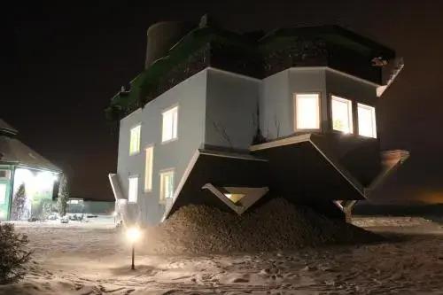 Night in Upsidedown House - главное фото