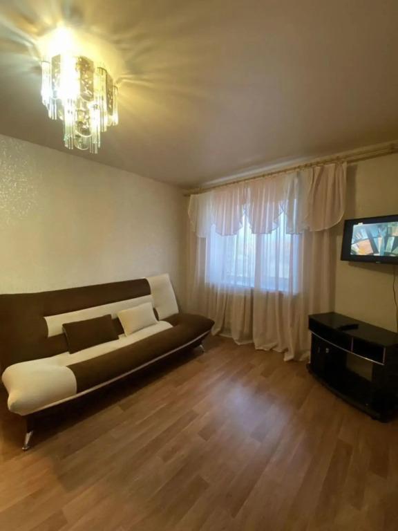 Желтый Нарцисс на улице Войкова - главное фото