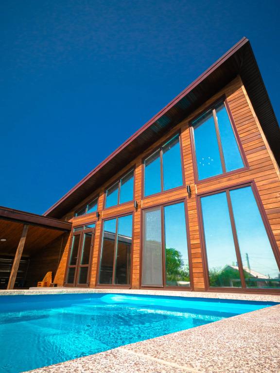 Гостевой дом Барни с горячим бассейном и видом на закат - главное фото