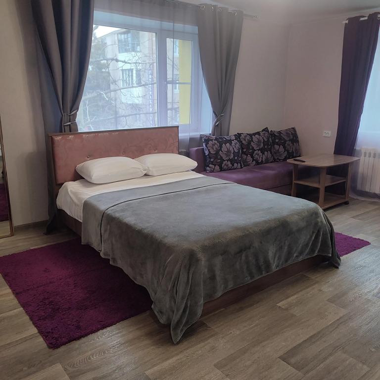 Квартира студия в фиолетовых тонах - главное фото