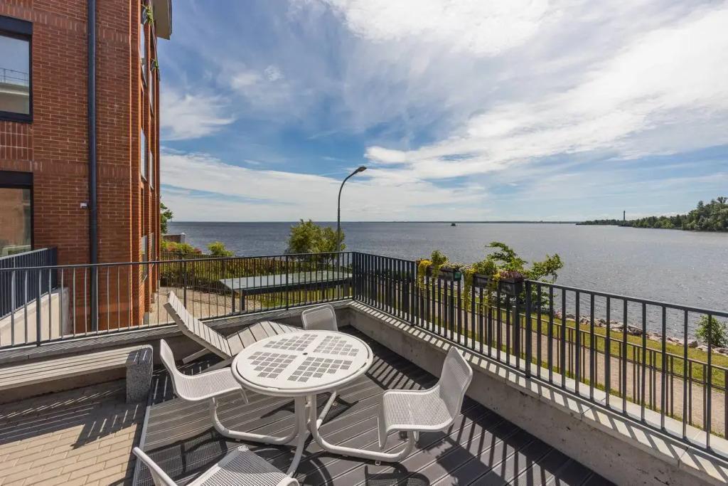 Апартаменты Prudius Apart с балконом у залива - главное фото