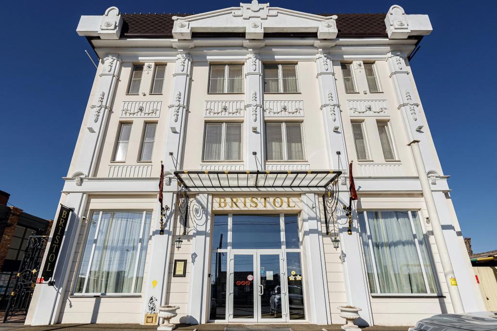 Отель Бристоль - главное фото
