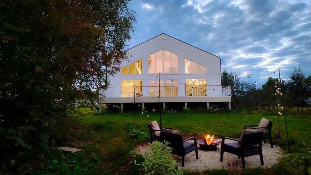 Частный дом Дом с панорамными окнами, 3 спальнями и сауной - главное фото