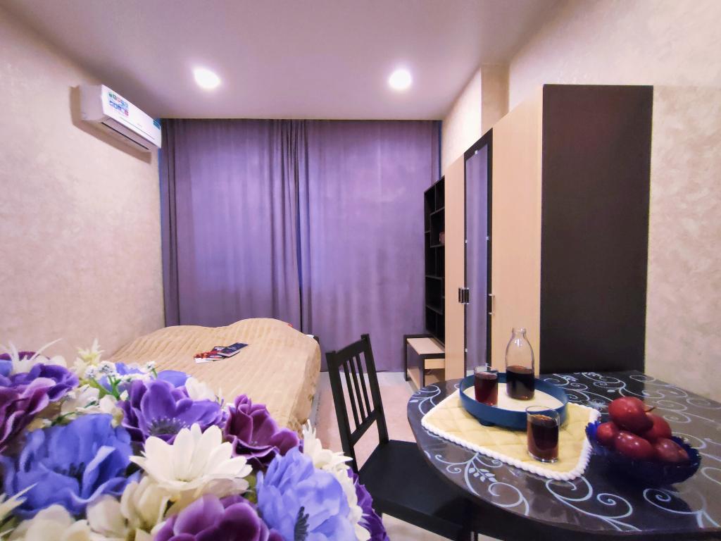 Апартаменты Гости Любят у метро Рассказовка Фиолетовая - главное фото