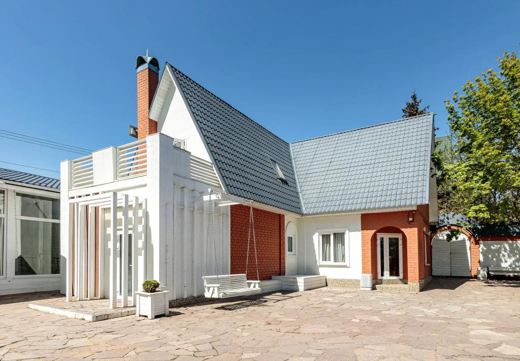 Гостевой Дом на берегу озера с верандой в Новой Москве - главное фото