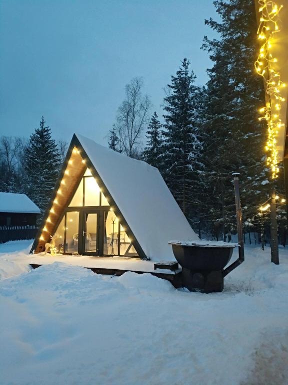 Дом А-фрейм с банным чаном у леса - главное фото