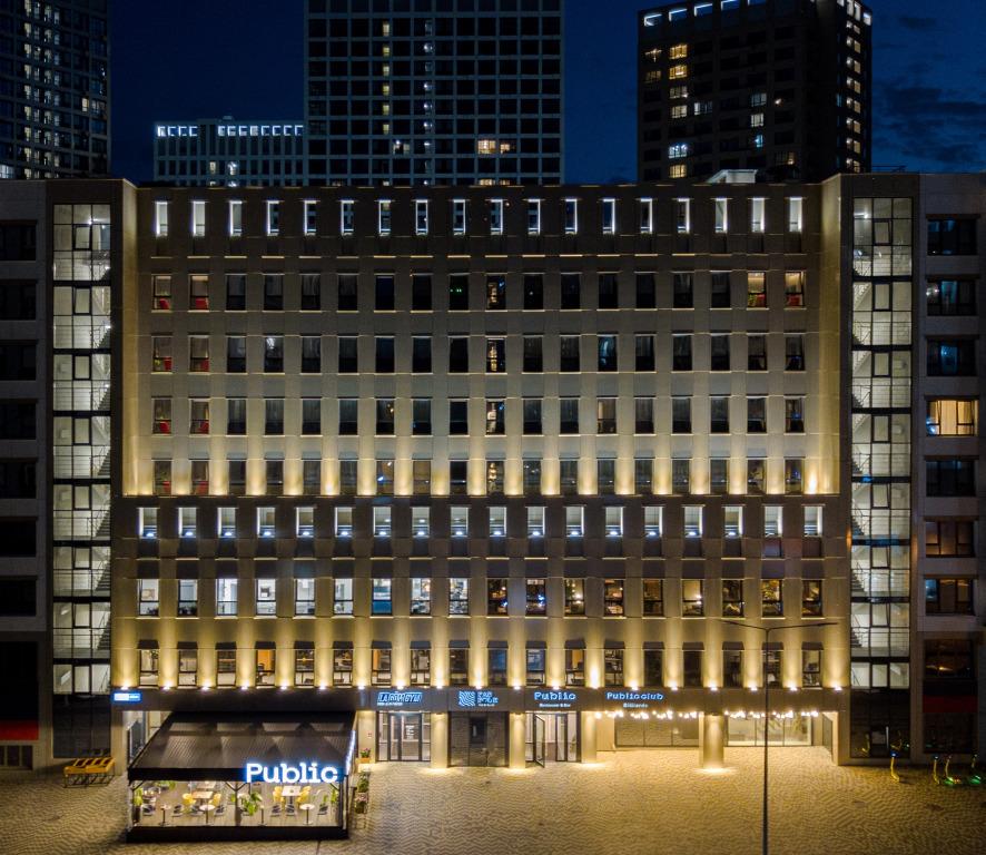 Отель FarFour Inn & Suite - главное фото