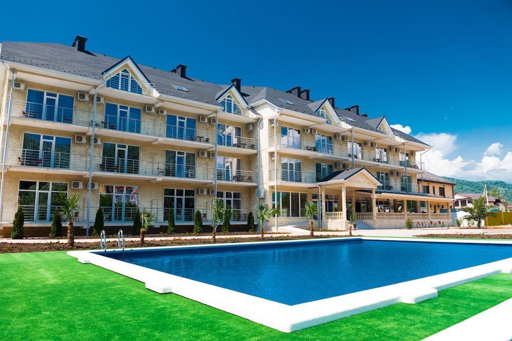 Отель Ревю - главное фото